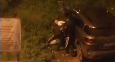 İstanbul Kartal'da Dehşet Anları: 3 Kişi Bir Genci Dövüp Bıçakladı